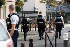 Útočník ubodal u Paříže člověka, další zranil. Policie ho zastřelila