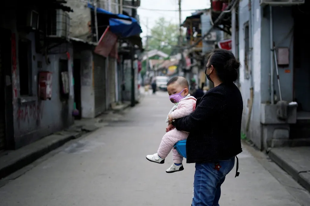 Babička s vnukem se prochází po ulicích rezidenční čtvrti, kterou dosud rozdělovaly bariéry