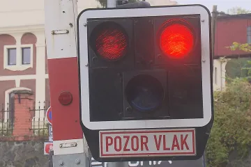 Kampaň varuje před přebíháním kolejí i před rizikem přejezdů. Letos při střetu s vlakem zemřely už dvě stovky lidí