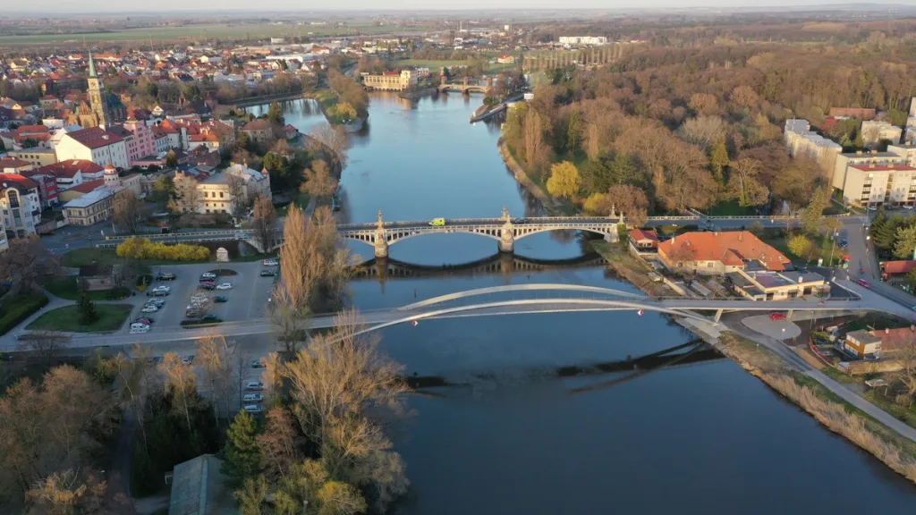 Druhou oceněnou novostavbou je lávka přes Labe, která v Nymburce vznikla podle návrhu Atelieru Stráský, Hustý a partneři