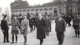 Do města rád jezdil i Adolf Hitler. Snímek ukazuje jeho návštěvu komplexu barokních budov Zwinger během „týdne říšského divadla“