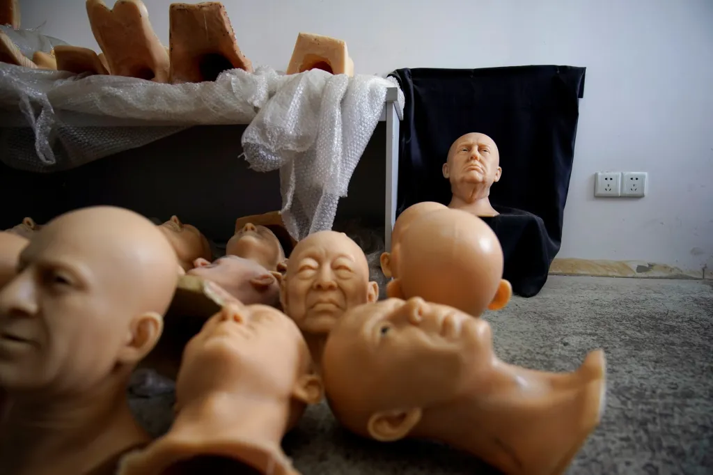 Výroba voskových figurín v Číně