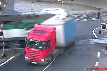 Přejezd ve Frýdku je po nehodě bez světel. Řidiči mají stát na značce STOP