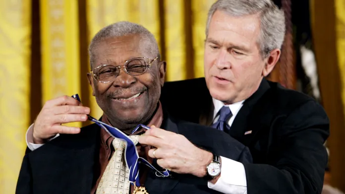 B. B. King dostává od George Bushe Prezidentskou medaili svobody