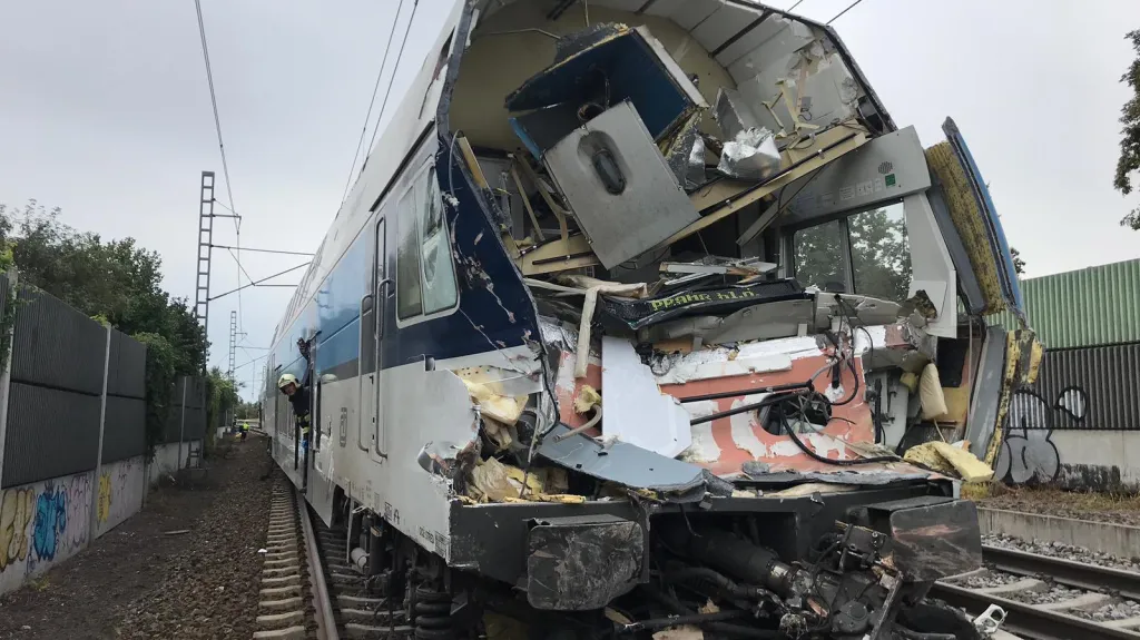 Srážka vlaku s kamionem na přejezdu v Uhříněvsi