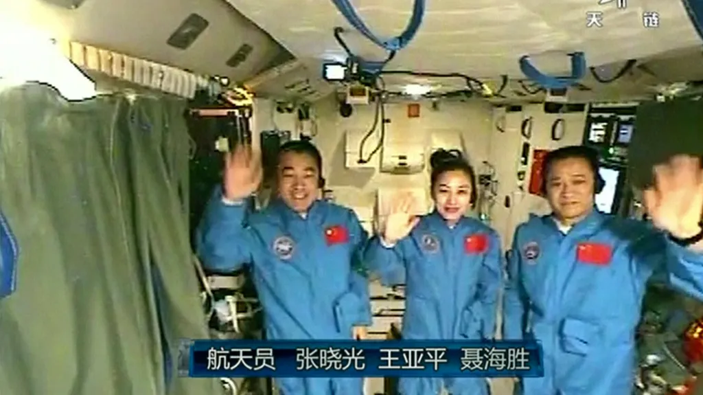 Posádka Šen-čou 10 při vesmírné přednášce