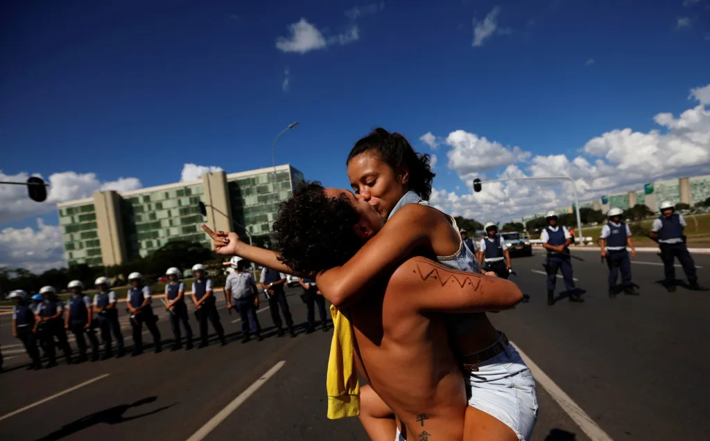 Univerzitní studenti se líbají během protestů proti škrtům ve federálních výdajích na vysokoškolské vzdělávání, které naplánovala pravicová vláda brazilského prezidenta Jair Bolsonara