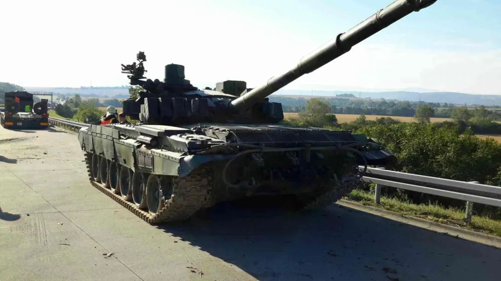 Vojákům sjel na D35 z návěsu tank
