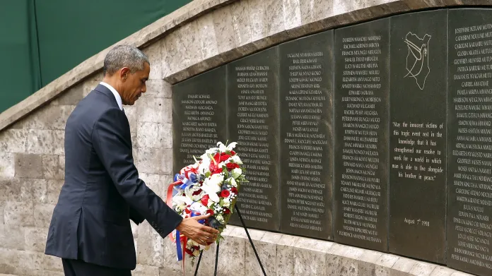 Obama pokládá věnec u památníku na místě bývalé ambasády USA