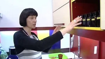 Slabozraká žena při práci v kuchyni