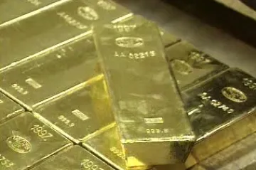 Zlato opět láká investory, refinérny jedou na tři směny