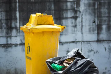 V Irsku podle podniků gangy prohledávají koše kvůli vratným obalům