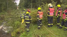 Hasiči na Karlovarsku odstraňují popadané větve z elektrického vedení