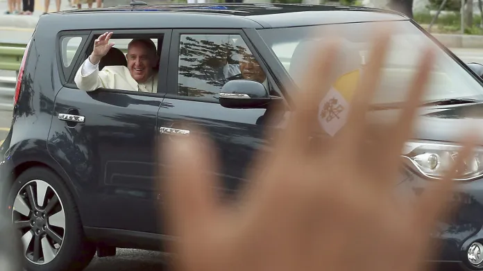 Papež k cestě po Koreji použil vůz Kia Soul