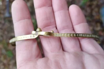 Hledači kovů našli v lese u Brna nákrčník z doby římské. Pro archeology záhada