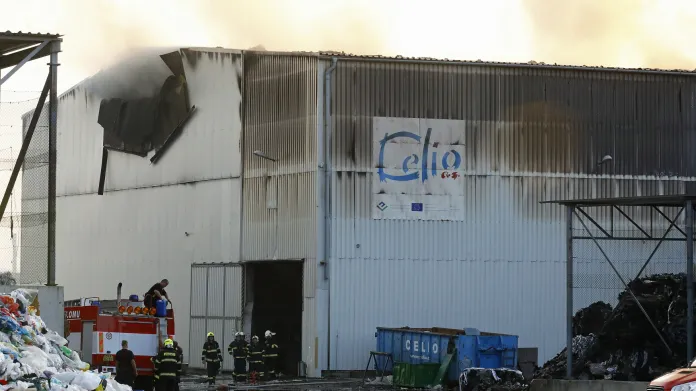 Požár haly na skládce firmy Celio v roce 2018