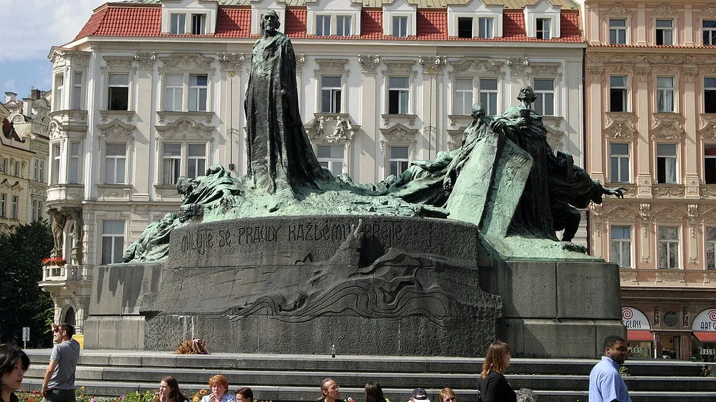 Pomník Jana Husa na Staroměstském náměstí v Praze