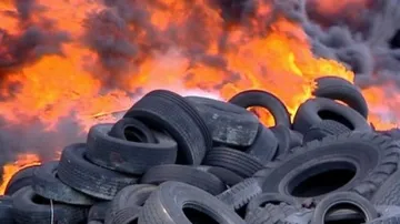 Požár skládky pneumatik