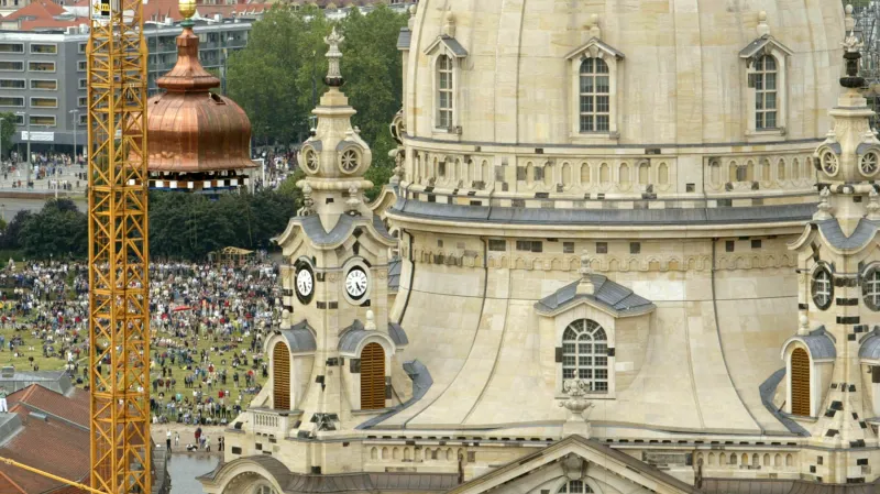 Vyzvedávání 35 tun vážící měděné střechy na kupoli Frauenkirche v Drážďanech (2004)