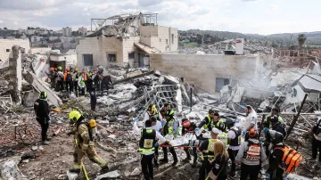 Následky dopadu íránské rakety v Bejt Šemeš v Izraeli