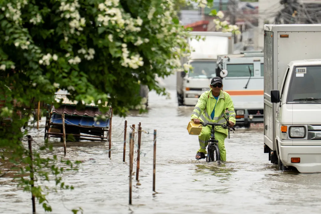 Zaplavená ulice ve filipínské provincii Pampanga