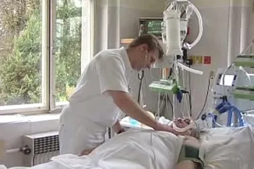 Zdravotnictví bez poplatků za recept a s vyššími platy personálu