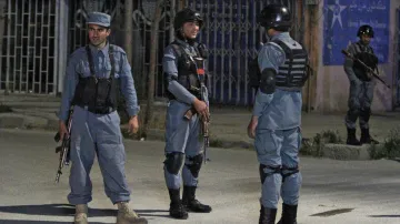 Afghánští policisté hlídkují před kábulským hotelem Park Palace