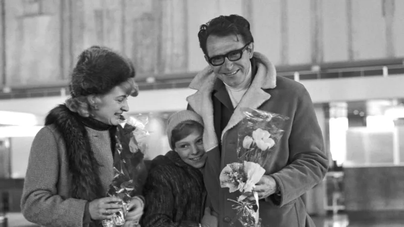 Přílet dr. Josefa Sekyry z Antarktidy. Doktora Sekyru vítá na Ruzyňském letišti jeho manželka a syn Zdeněk. - 22. ledna se vrátil RNDr. Josef Sekyra, CSc., pracovník Ústředního ústavu geologického v Praze, který navštívil koncem roku 1969 jižní pól jako první Čechoslovák v rámci americké výzkumné expedice. Spolupracoval v Antarktidě hlavně s belgickými polárníky z bruselského střediska antarktického výzkumu EXANTAR. Dr. Sekyra sledoval v Antarktidě zvětrávání hornin a vliv extrémních klimatickýc