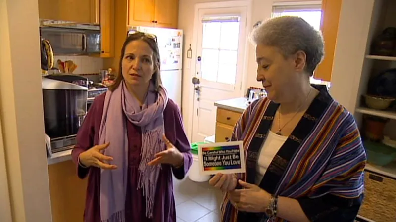 Reverendka Bonnie Bergerová (vpravo)