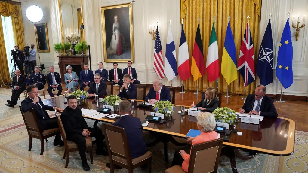 Evropští lídři, prezident USA Donald Trump a generální tajemník NATO Mark Rutte před jednáním v Bílém domě