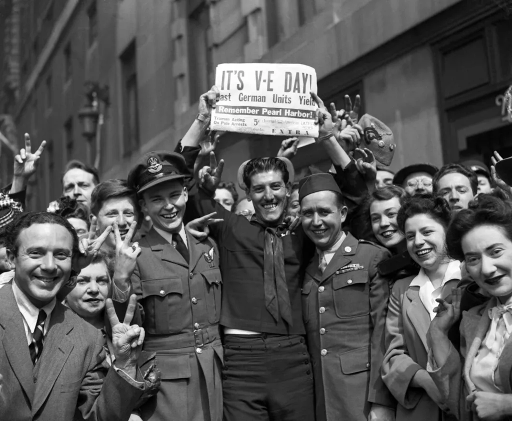 Britský dokument Den vítězství minutu po minutě zachycující euforii 8. května 1945, kdy Evropa slavila konec války (8. května, 21:30, ČT2, poté iVysílání)