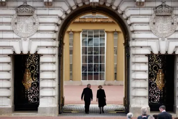 Platinové oslavy a po sedmdesáti letech opět král. Britská monarchie zažila zlomový rok