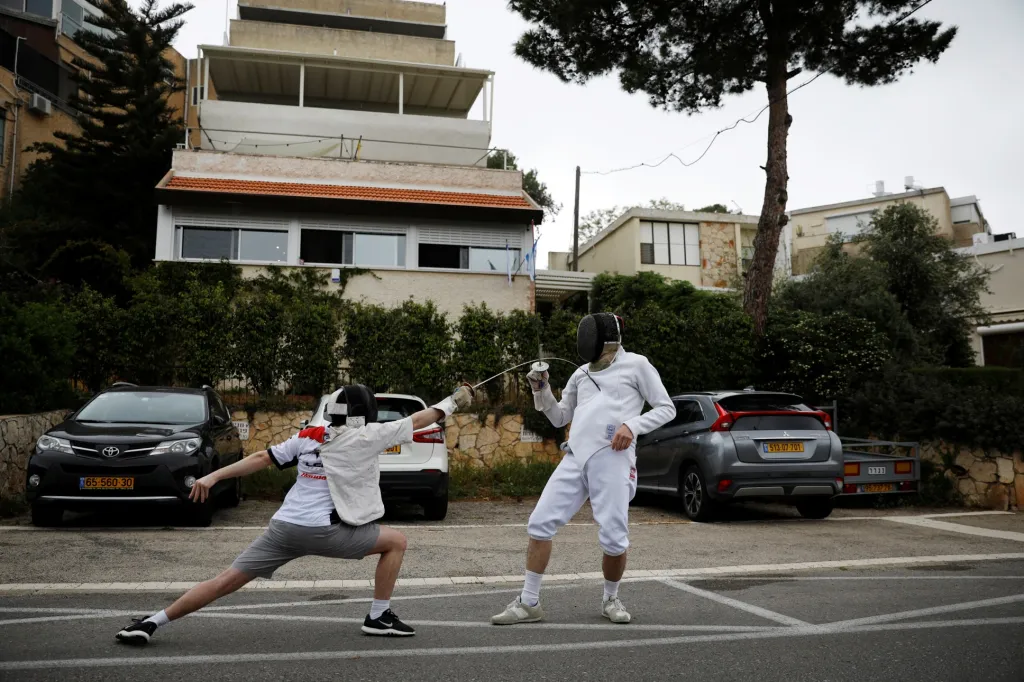 Koronavirus vyhnal ze sportovišť mnoho nadšenců. Dva šermíři v izraelské Haifě využívají k tréninku možnosti volného pohybu po ulicích