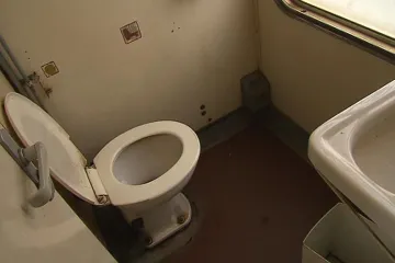 Čistotu vlaků nikdo nehlídá, nejsou lidé