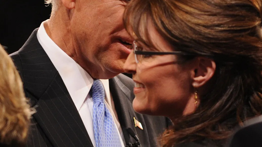 Joe Biden a Sarah Palinová po televizní debatě viceprezidentských kandidátů