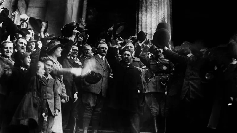 Bavorský představitel Gustav von Kahr (na schodech s pozvednutým kloboukem)