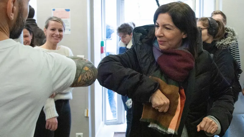 Starostka Paříže Anne Hidalgová zvolila pozdrav lokty