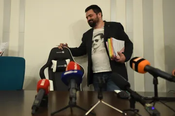 Řeporyjský starosta Novotný musí Okamurovi zaplatit čtyřicet tisíc korun