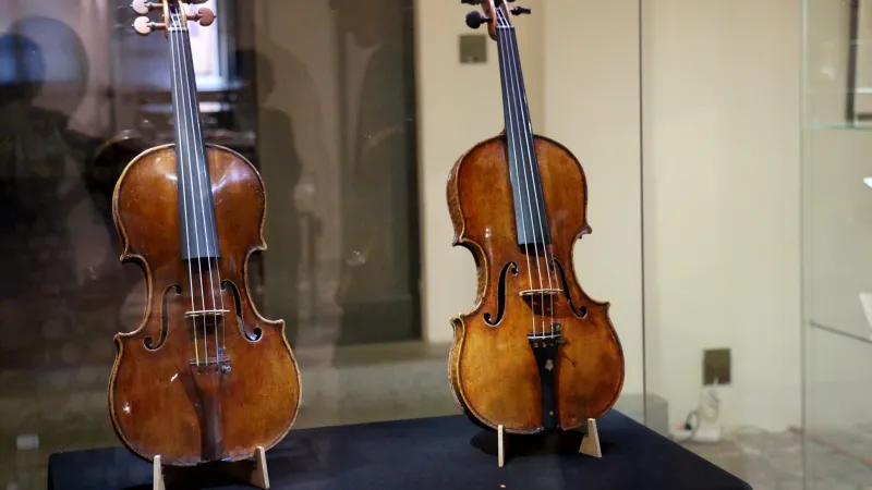 Housle Stradivari, zvané Libon, a housle Guarneri, zvané Princ Oranžský, ze sbírek Národního muzea na výstavě v roce 2016