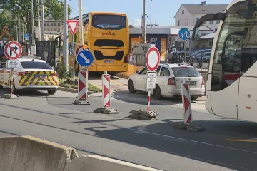 V centru Brna jezdí auta po chodníku. Kvůli opravám vznikla kuriozní objížďka