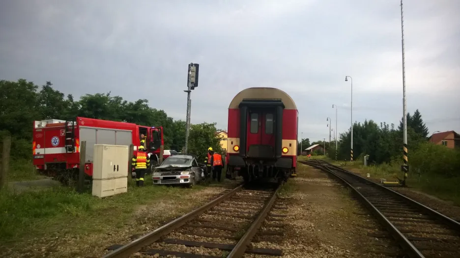 Ranní srážka vlaku s osobním autem na přejezdu v Moravském Krumlově