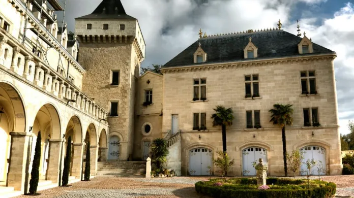 Nádvoří zámku Château de la Rivière