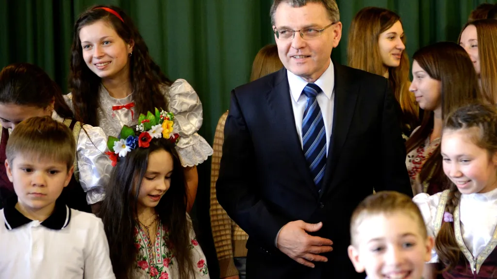 Lubomír Zaorálek s dětmi z Ukrajiny