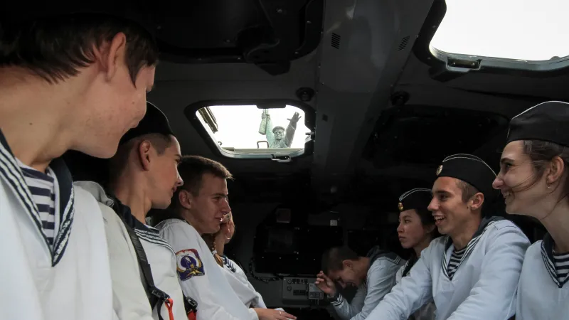Studenti v obrněném transportéru během doprovodné akce k přísaze nových členů ruské mládežnické militaristické organizace Junarmija v Sevastopolu na okupovaném Krymu (říjen 2018)
