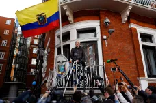 Assange dostal ekvádorské občanství, přesun z ambasády ale hatí Británie