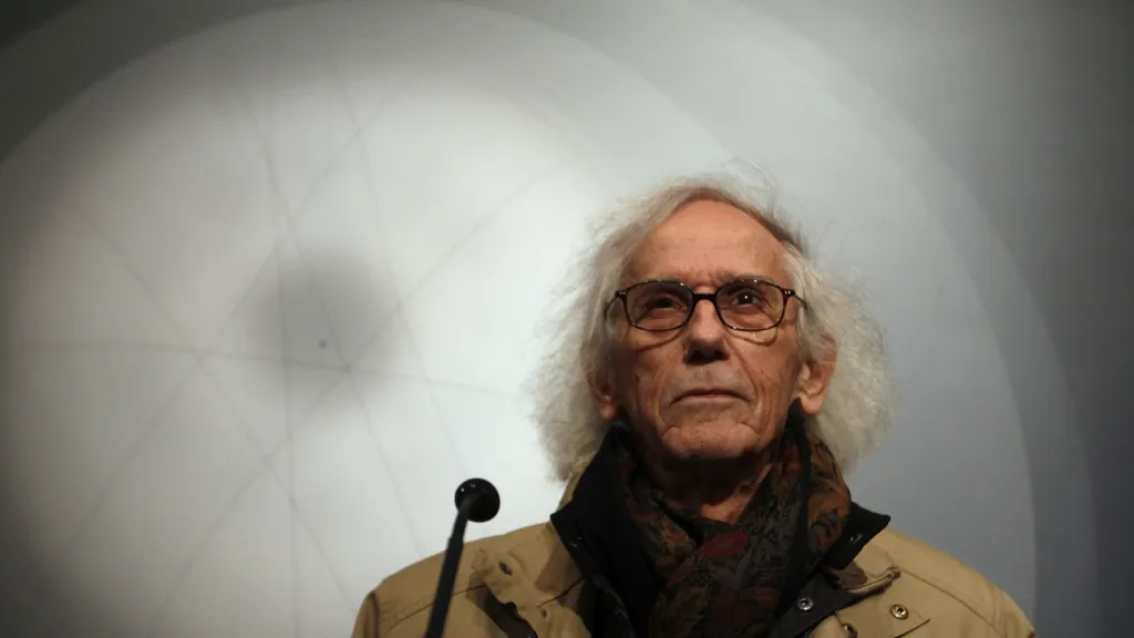 Umělec Christo se po celém světě proslavil zahalováním známých památek. Narodil se 13. června 1936 v Bulharsku