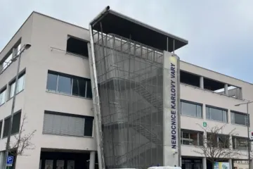 Jediným řešením krize v Karlovarské krajské nemocnici je podle odborů odchod ředitelky