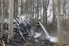 Pod Radhoštěm hořelo patnáct hektarů lesa. S hašením pomáhal vrtulník i letadlo
