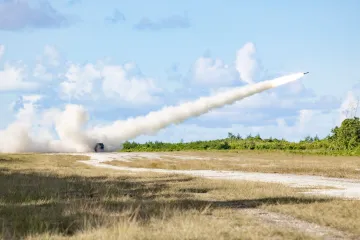 I omezený HIMARS se na Ukrajině osvědčil. Nyní se jedná o raketách delšího doletu