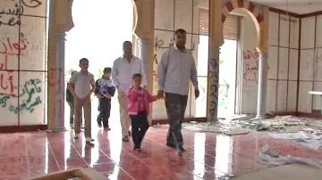 Libyjci si prohlížejí Kaddáfího rezidenci